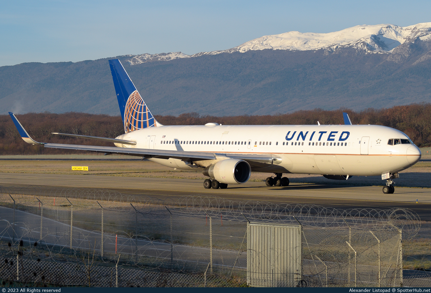 Photo of N663UA - Boeing 767-322(ER) operated by United Airlines