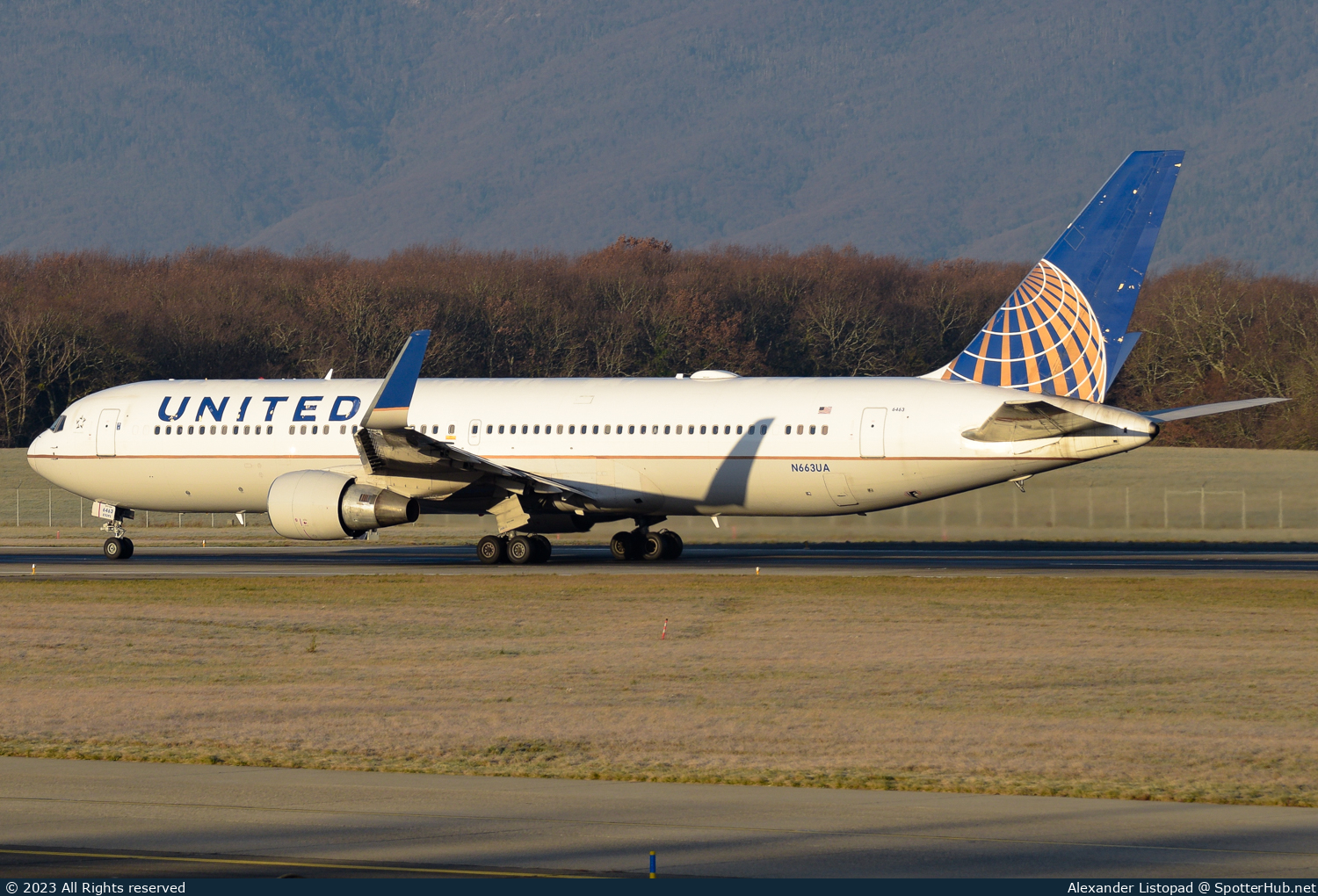 Photo of N663UA - Boeing 767-322(ER) operated by United Airlines