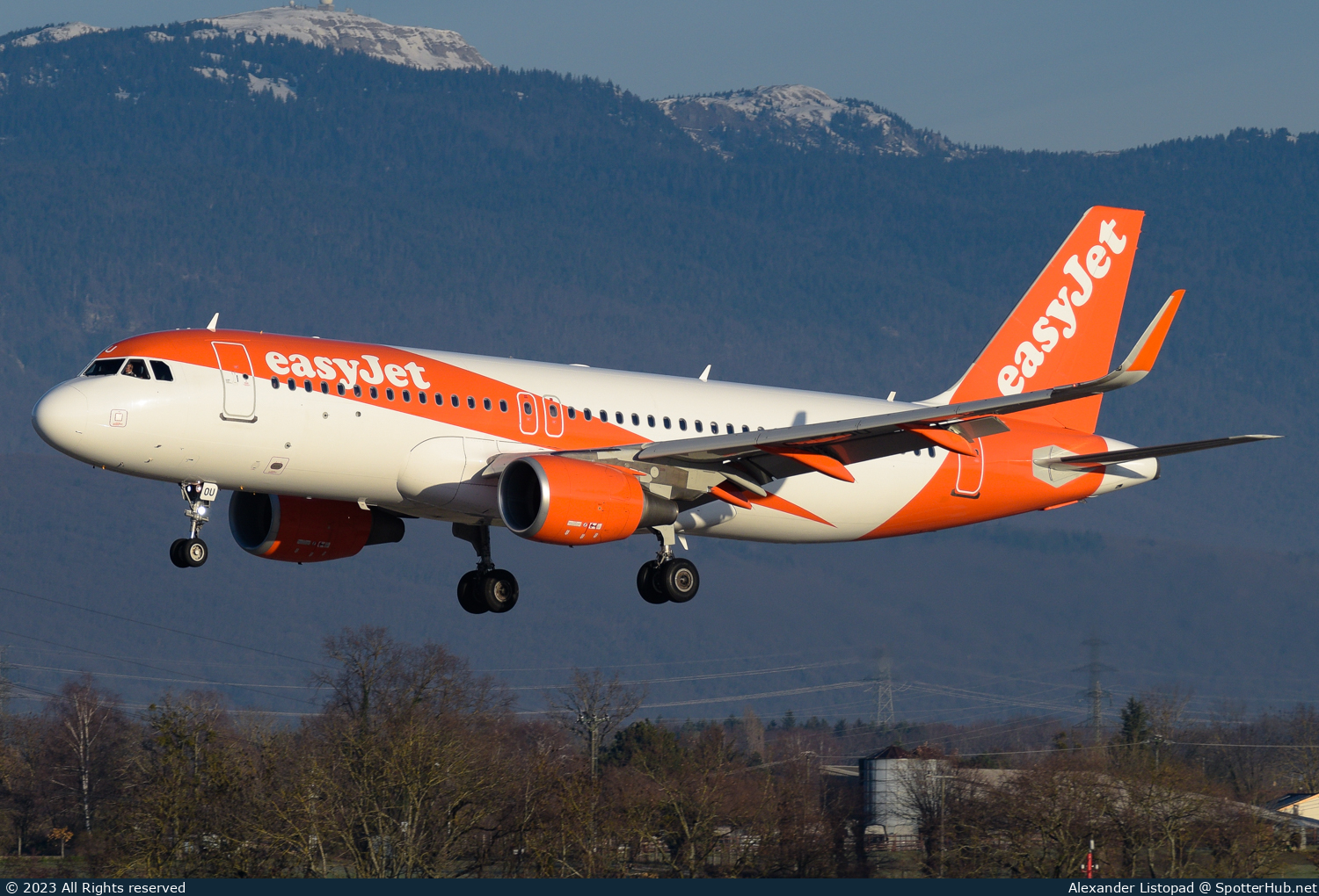 Photo of G-EZOU - Airbus A320-214 operated by easyJet