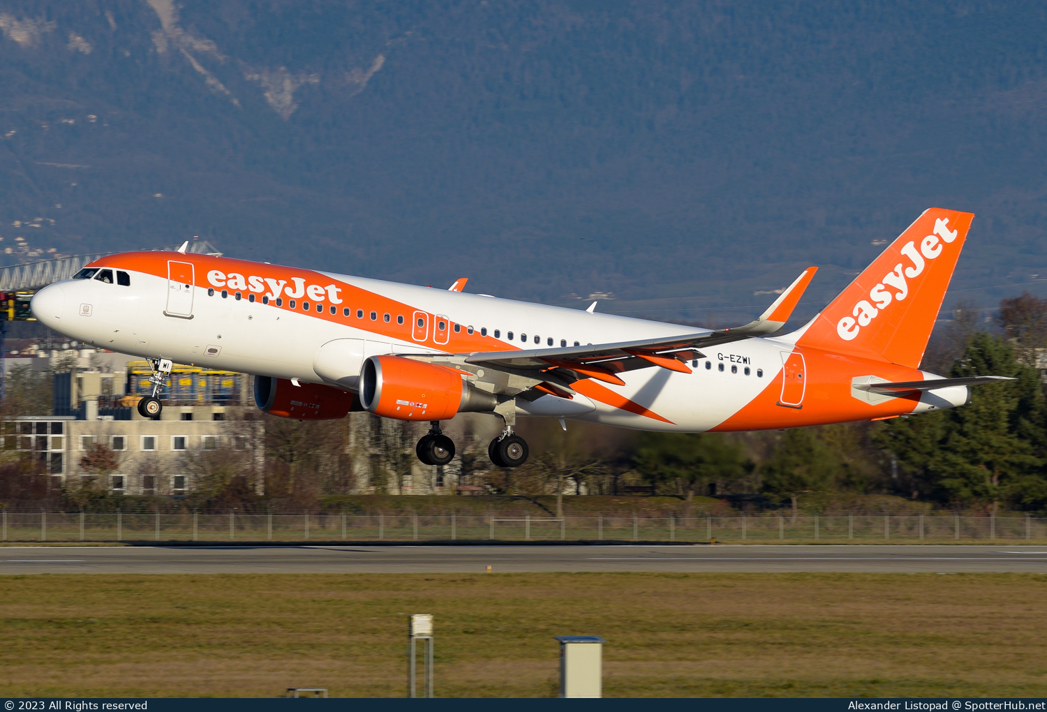Photo of G-EZWI - Airbus A320-214 operated by easyJet