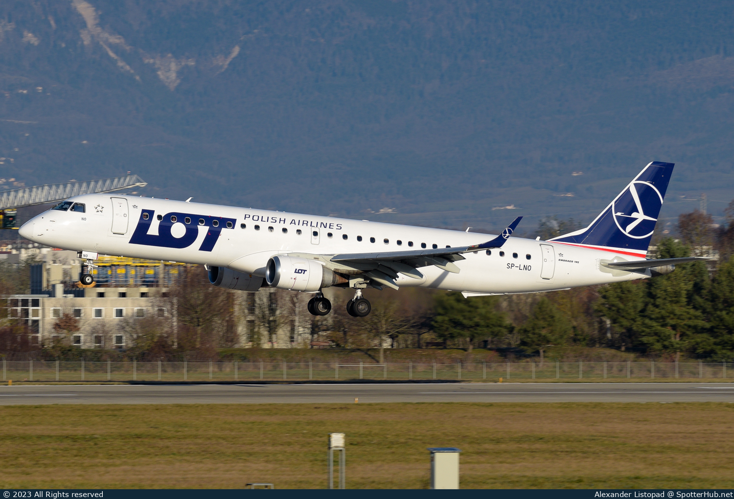 Photo of SP-LNO - Embraer ERJ-195LR operated by LOT Polish Airlines