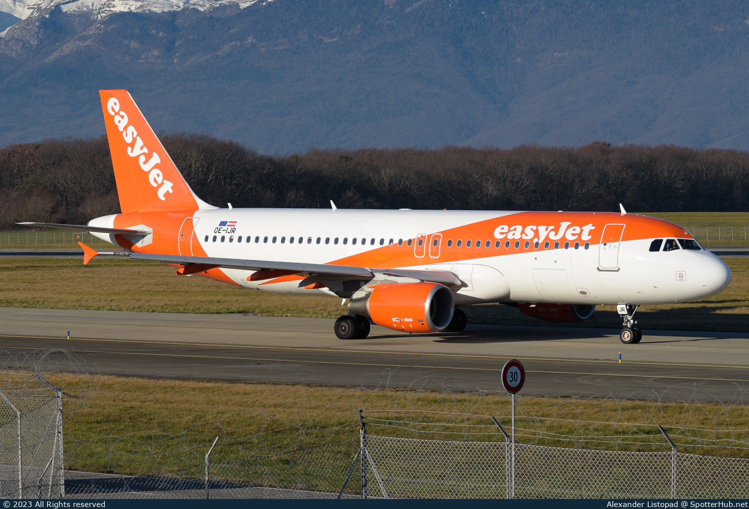 Photo of OE-IJR - Airbus A320-214 operated by easyJet Europe