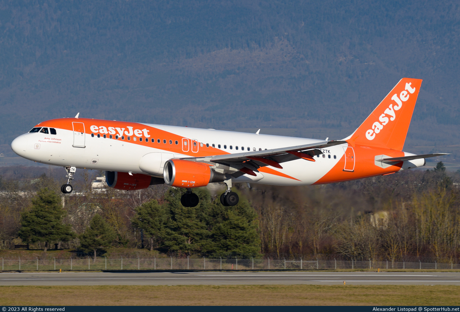 Photo of G-EZTK - Airbus A320-214 operated by easyJet