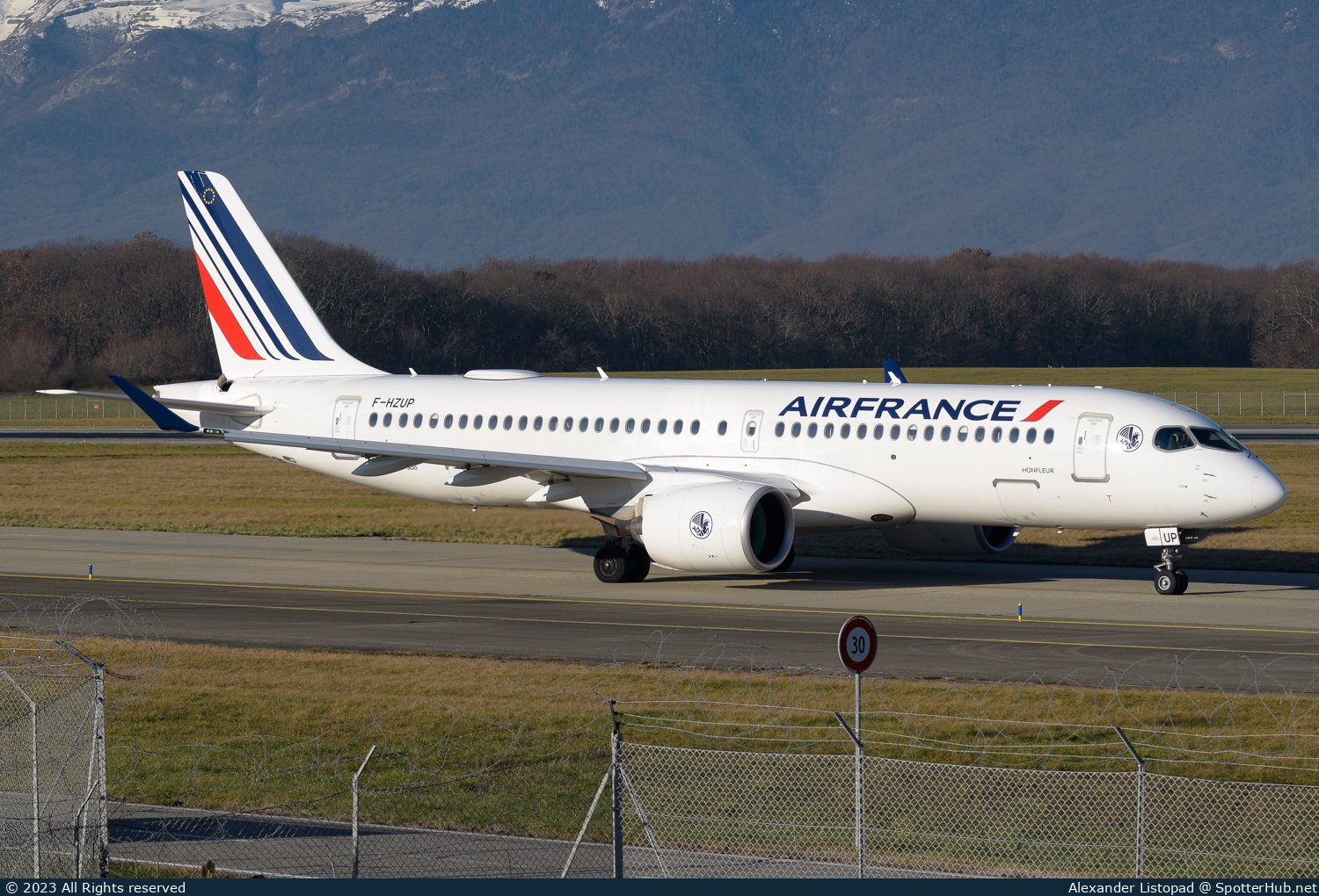 Photo of F-HZUP - Airbus A220-300 operated by Air France