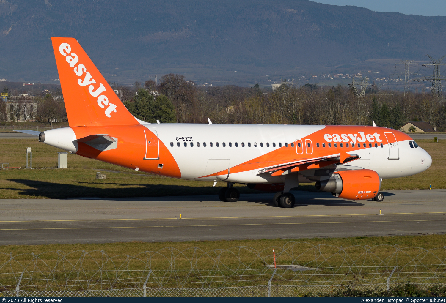 Photo of G-EZDI - Airbus A319-111 operated by easyJet