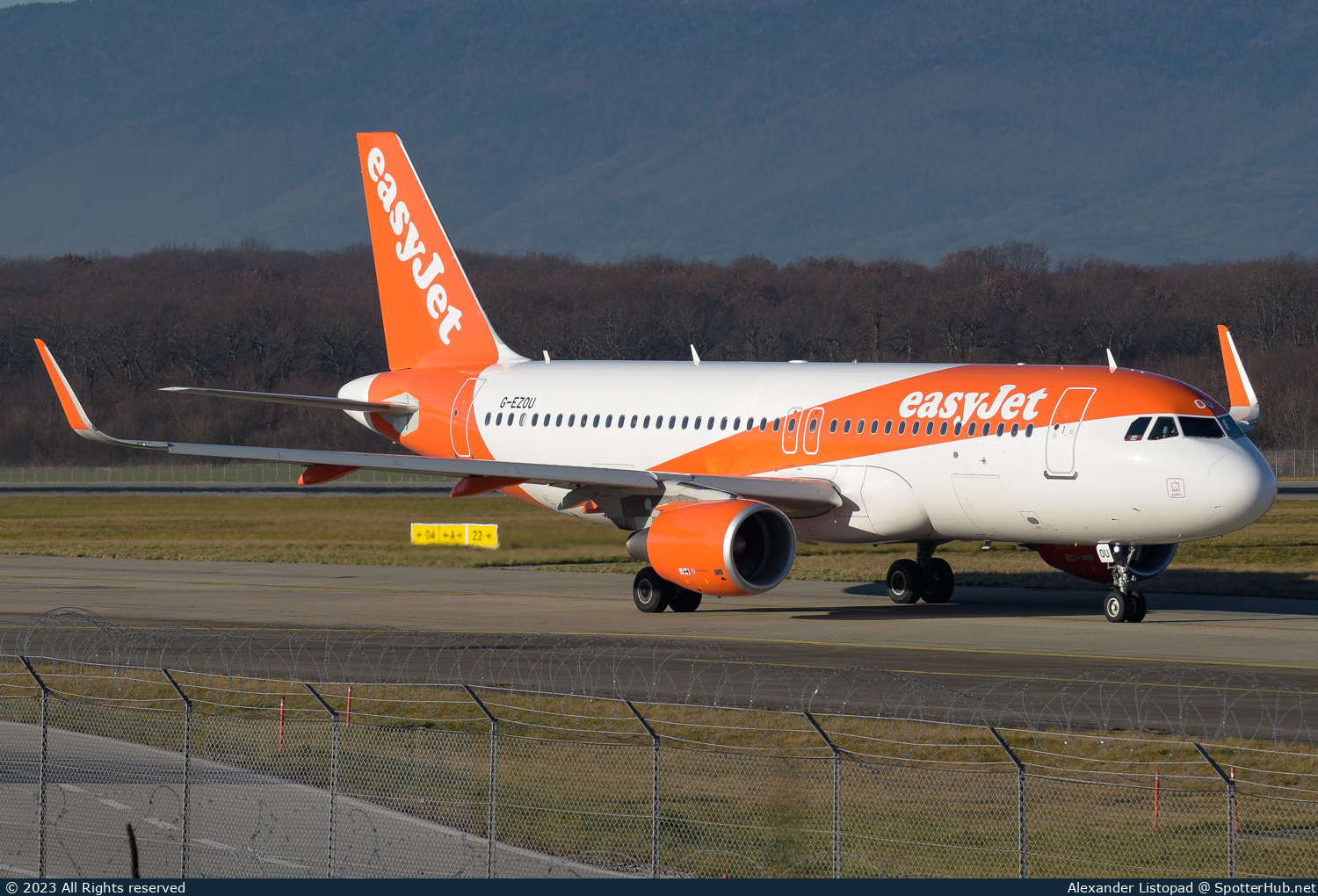 Photo of G-EZOU - Airbus A320-214 operated by easyJet