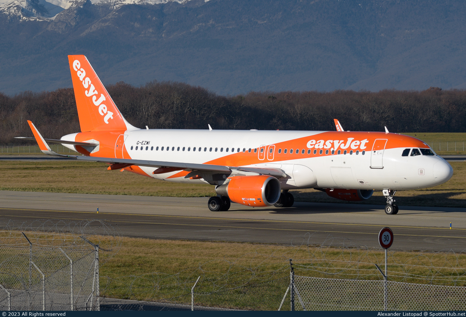 Photo of G-EZWI - Airbus A320-214 operated by easyJet