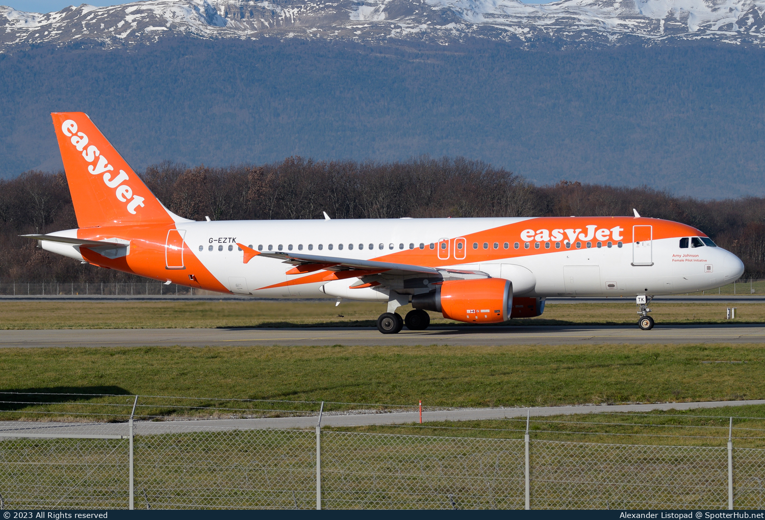 Photo of G-EZTK - Airbus A320-214 operated by easyJet
