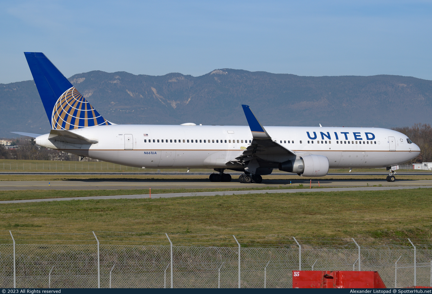 Photo of N661UA - Boeing 767-322(ER) operated by United Airlines