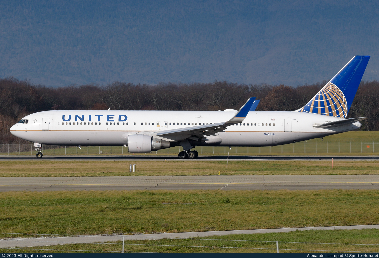 Photo of N661UA - Boeing 767-322(ER) operated by United Airlines