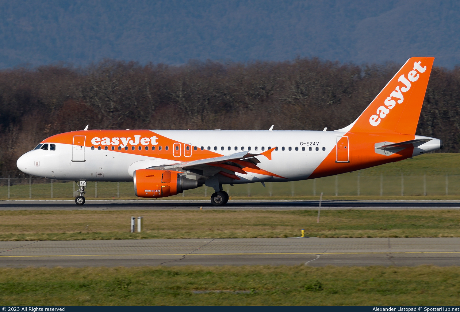Photo of G-EZAV - Airbus A319-111 operated by easyJet
