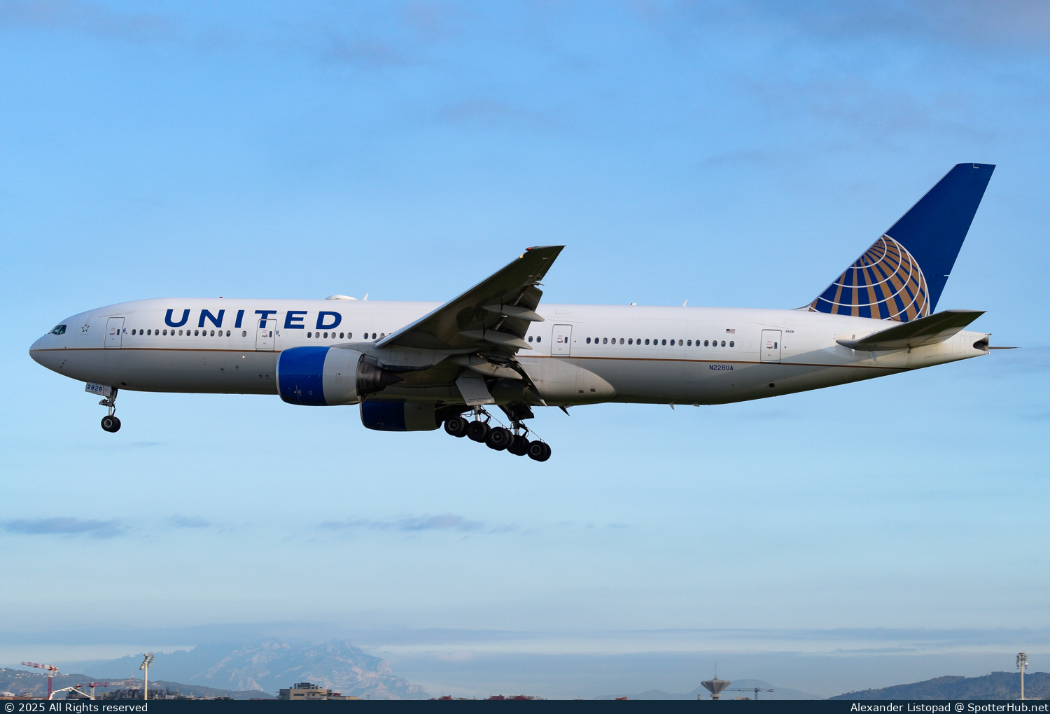 Photo of N228UA - Boeing 777-222(ER) operated by United Airlines