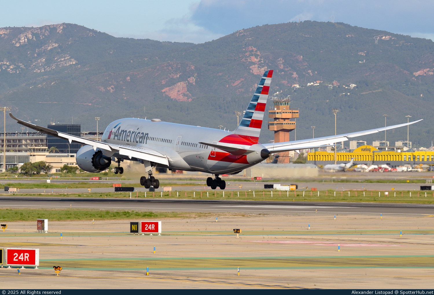 Photo of N807AA - Boeing 787-8 Dreamliner operated by American Airlines