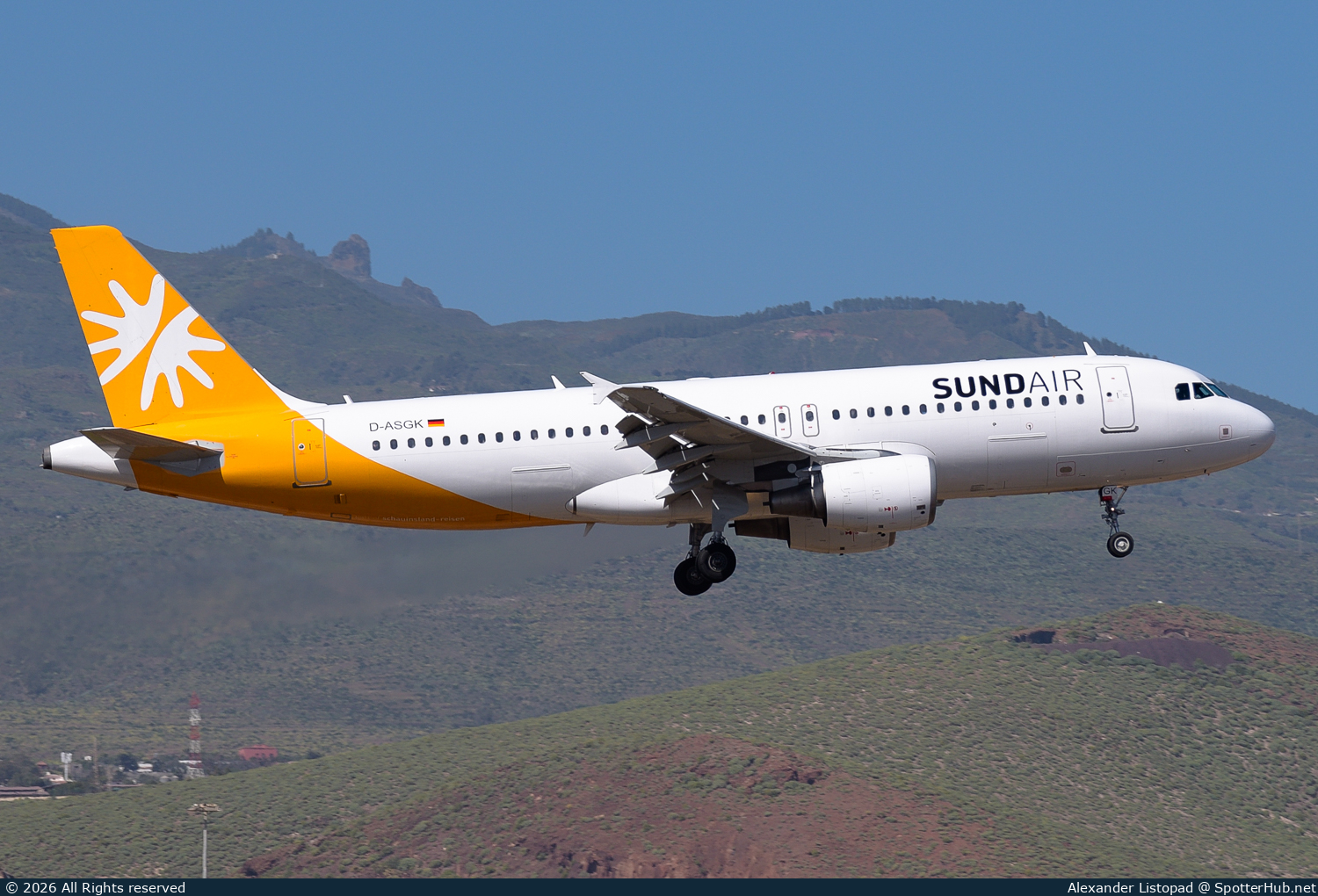Photo of D-ASGK - Airbus A320-214 operated by Sundair