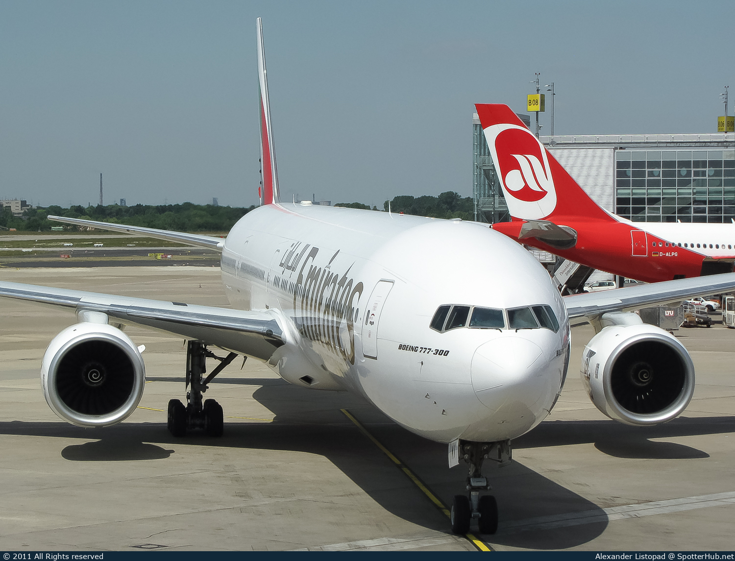 Photo of A6-EMV - Boeing 777-31H operated by Emirates