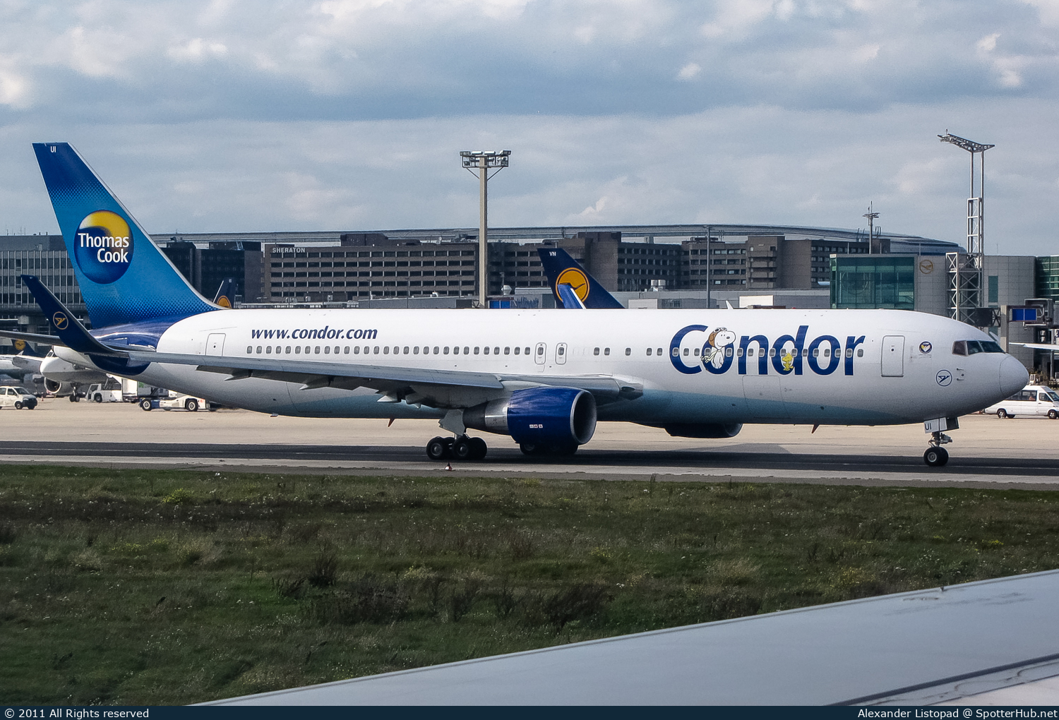 Photo of D-ABUI - Boeing 767-330(ER) operated by Condor