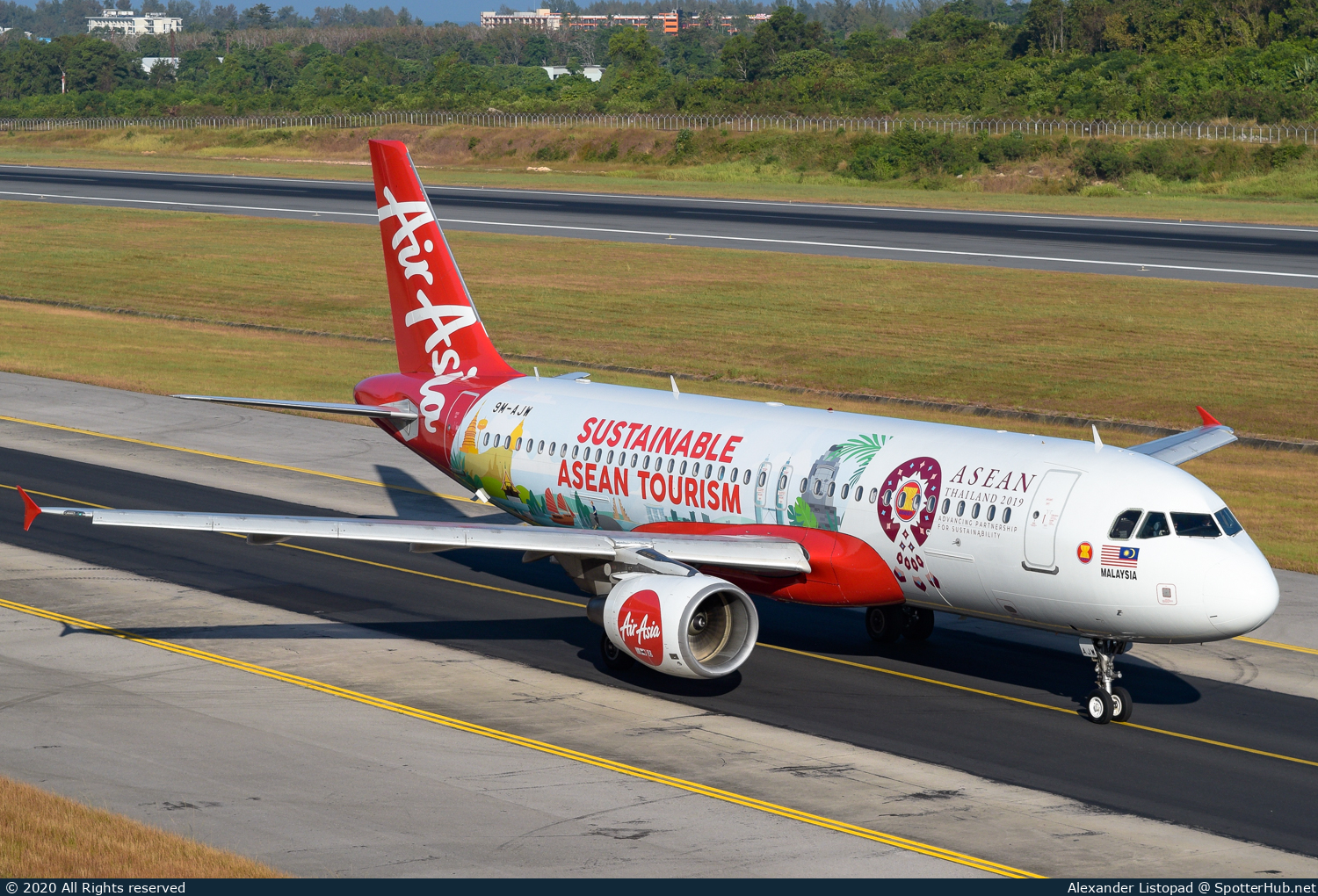 Photo of 9M-AJW - Airbus A320-216 operated by AirAsia