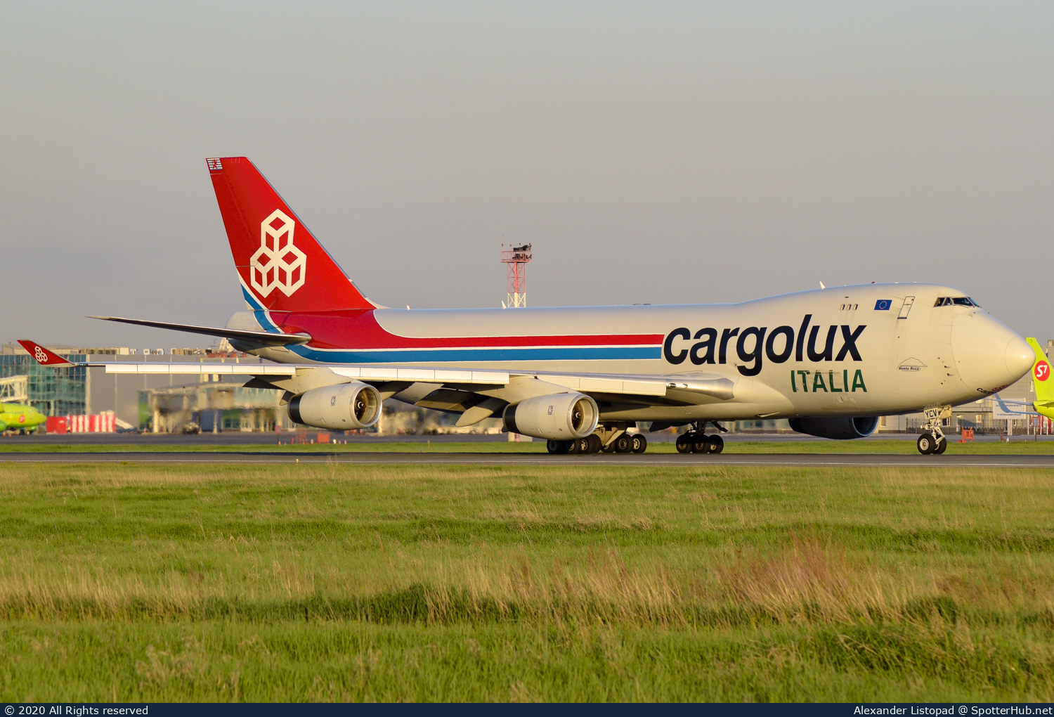 Photo of LX-YCV - Boeing 747-4R7F operated by Cargolux Italia