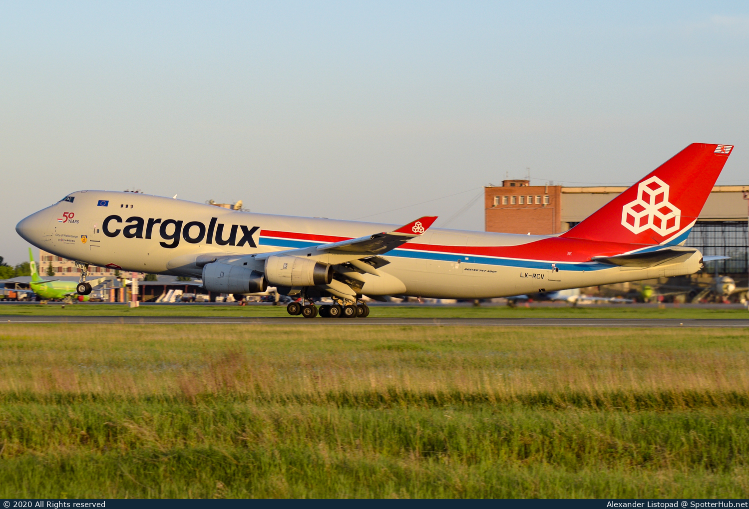 Photo of LX-RCV - Boeing 747-4R7F operated by Cargolux