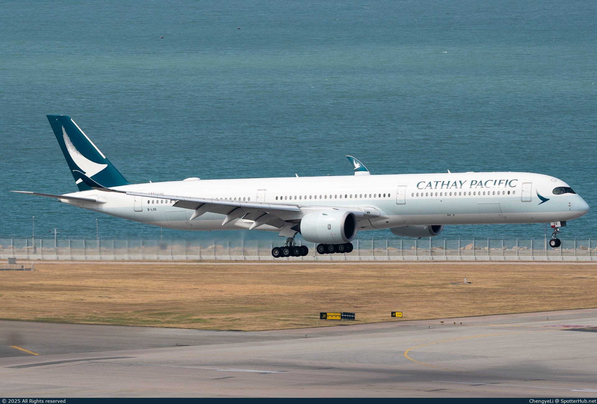 Photo of B-LXQ - Airbus A350-1041 operated by Cathay Pacific Airways