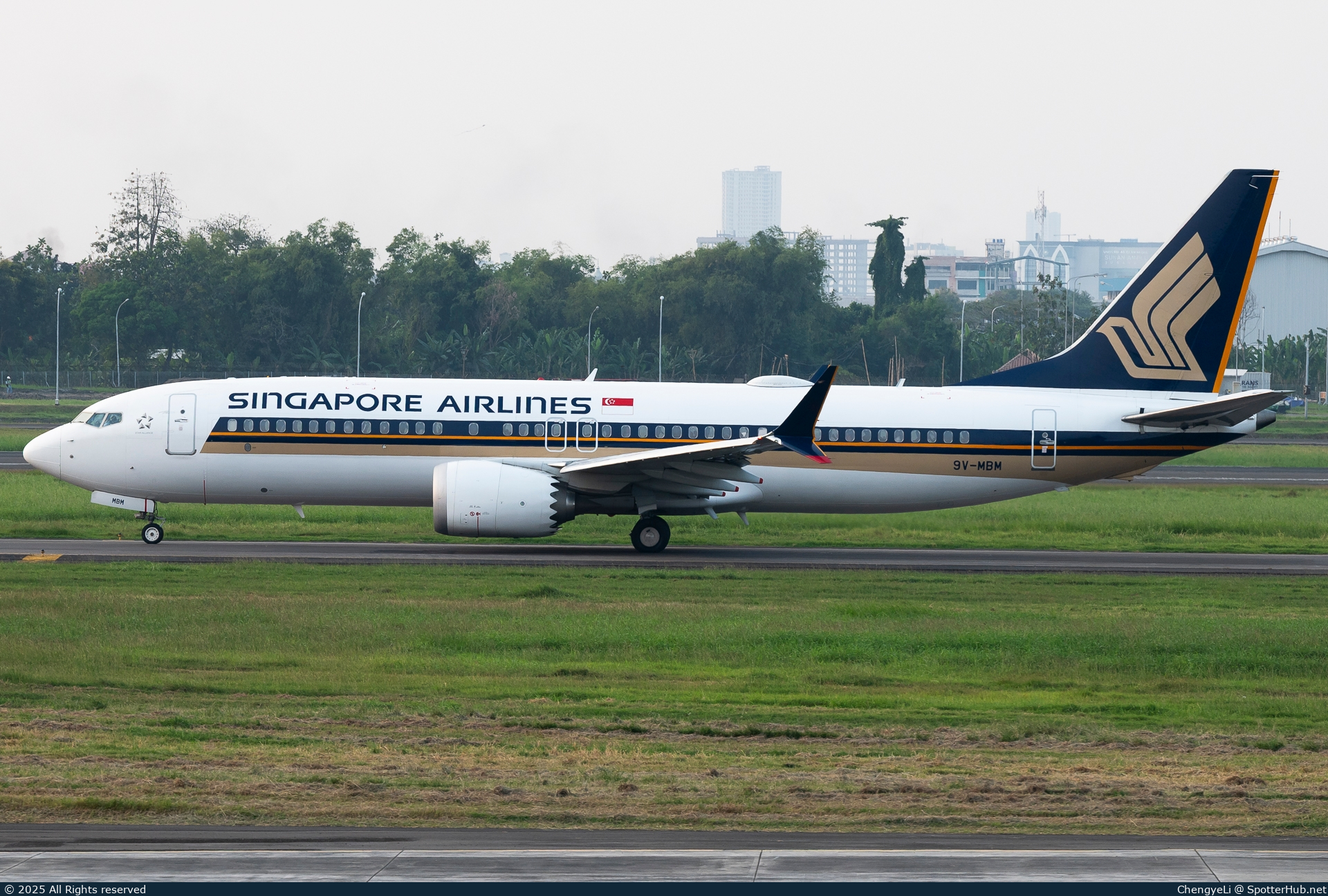 Photo of 9V-MBM - Boeing 737 MAX 8 operated by Singapore Airlines
