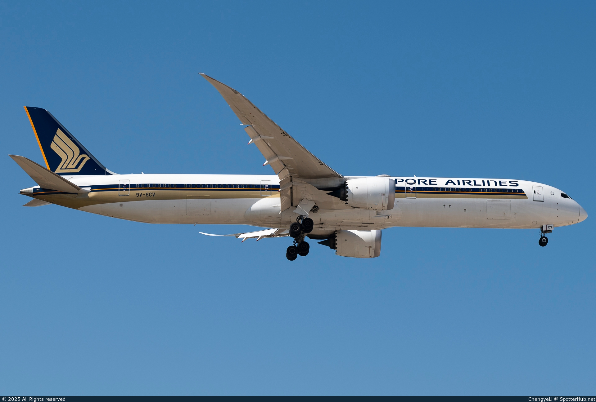 Photo of 9V-SCV - Boeing 787-10 Dreamliner operated by Singapore Airlines
