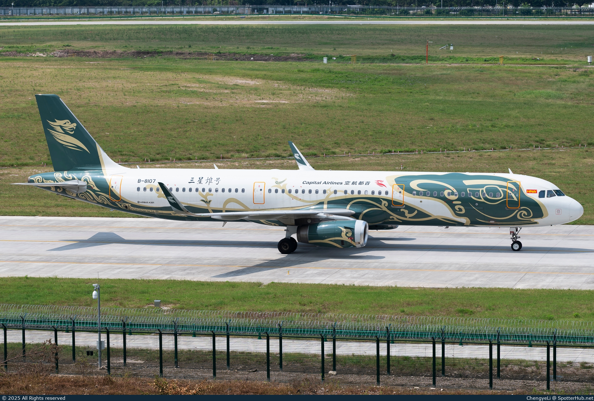 Photo of B-8107 - Airbus A321-231 operated by Capital Airlines