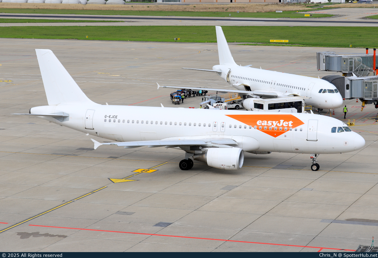 Photo of G-EJCE - Airbus A320-214 operated by easyJet