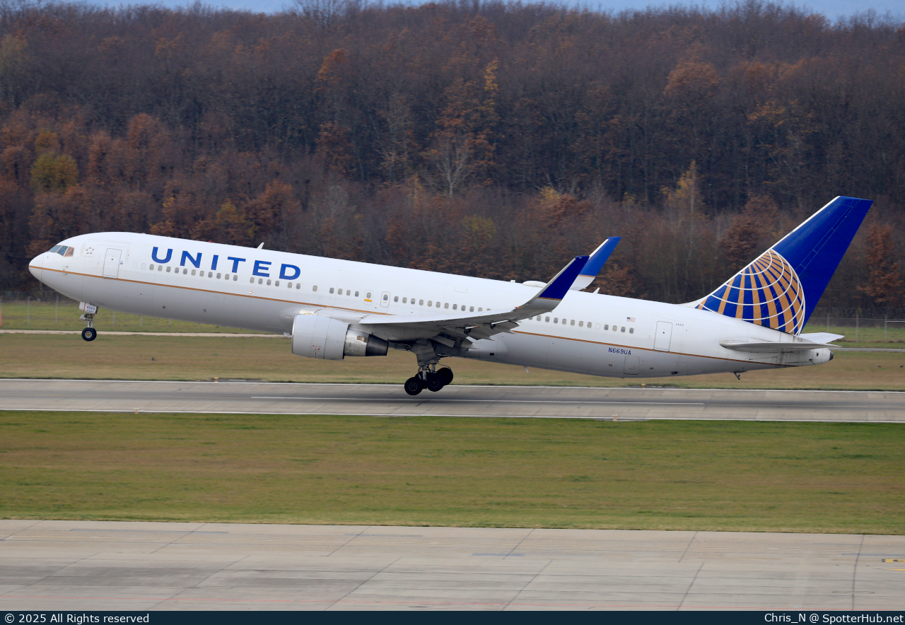 Photo of N669UA - Boeing 767-322(ER) operated by United Airlines