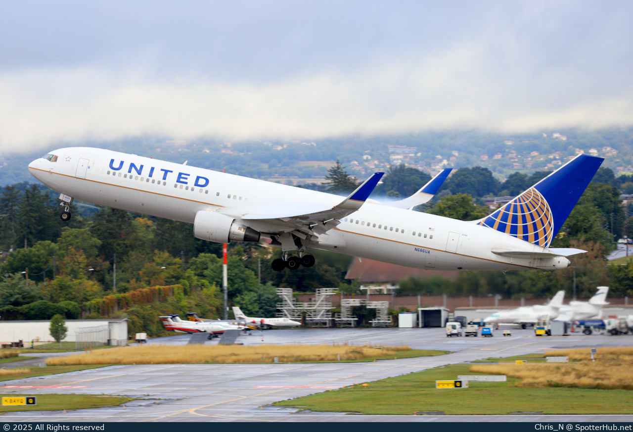 Photo of N686UA - Boeing 767-3CB(ER) operated by United Airlines