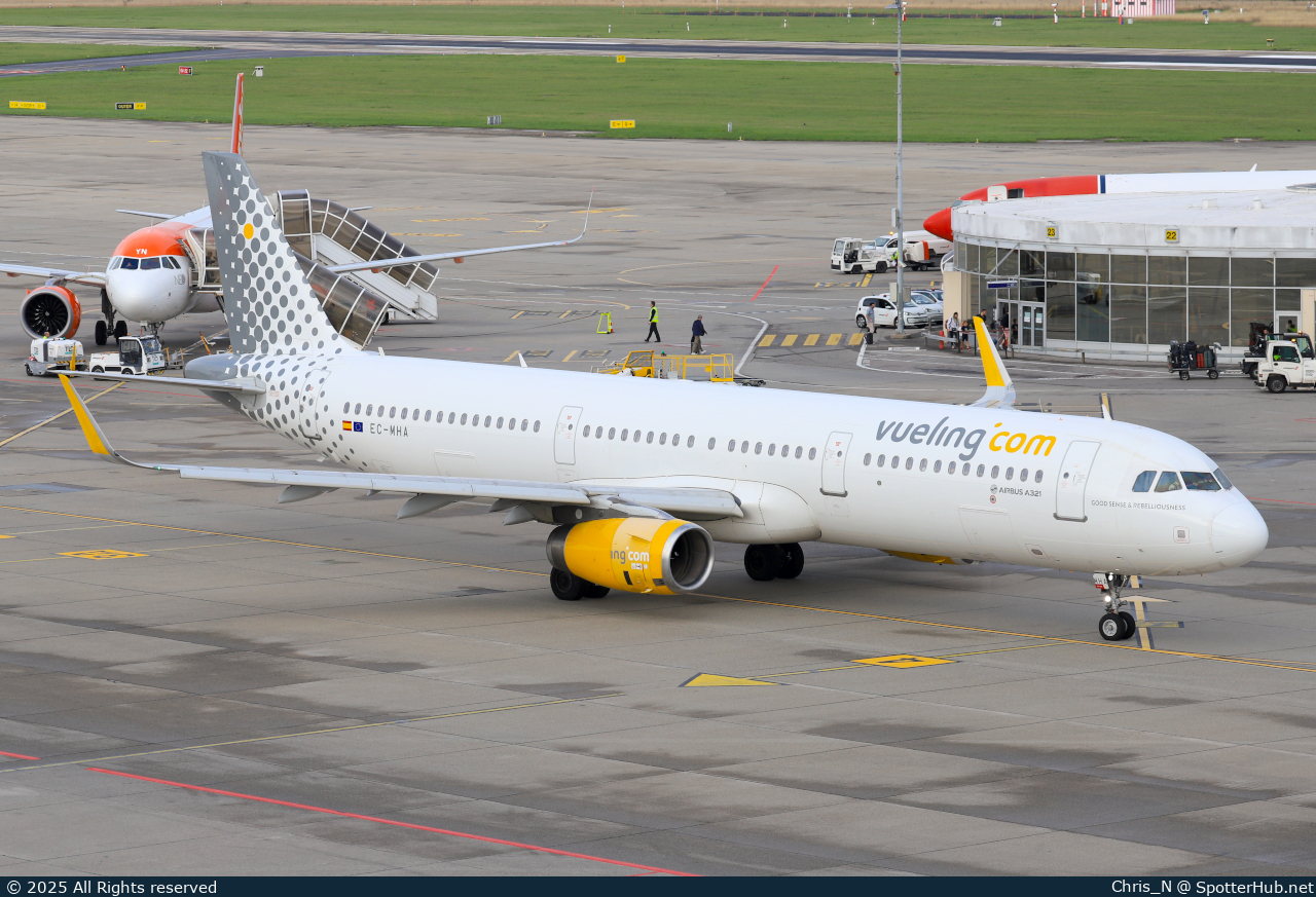 Photo of EC-MHA - Airbus A321-231 operated by Vueling