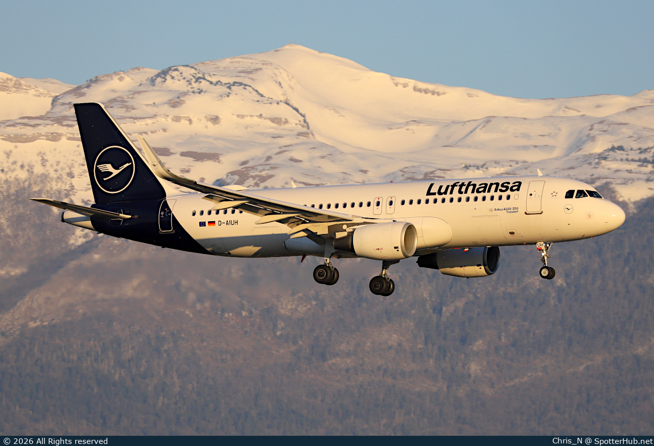 Photo of D-AIUH - Airbus A320-214 operated by Lufthansa