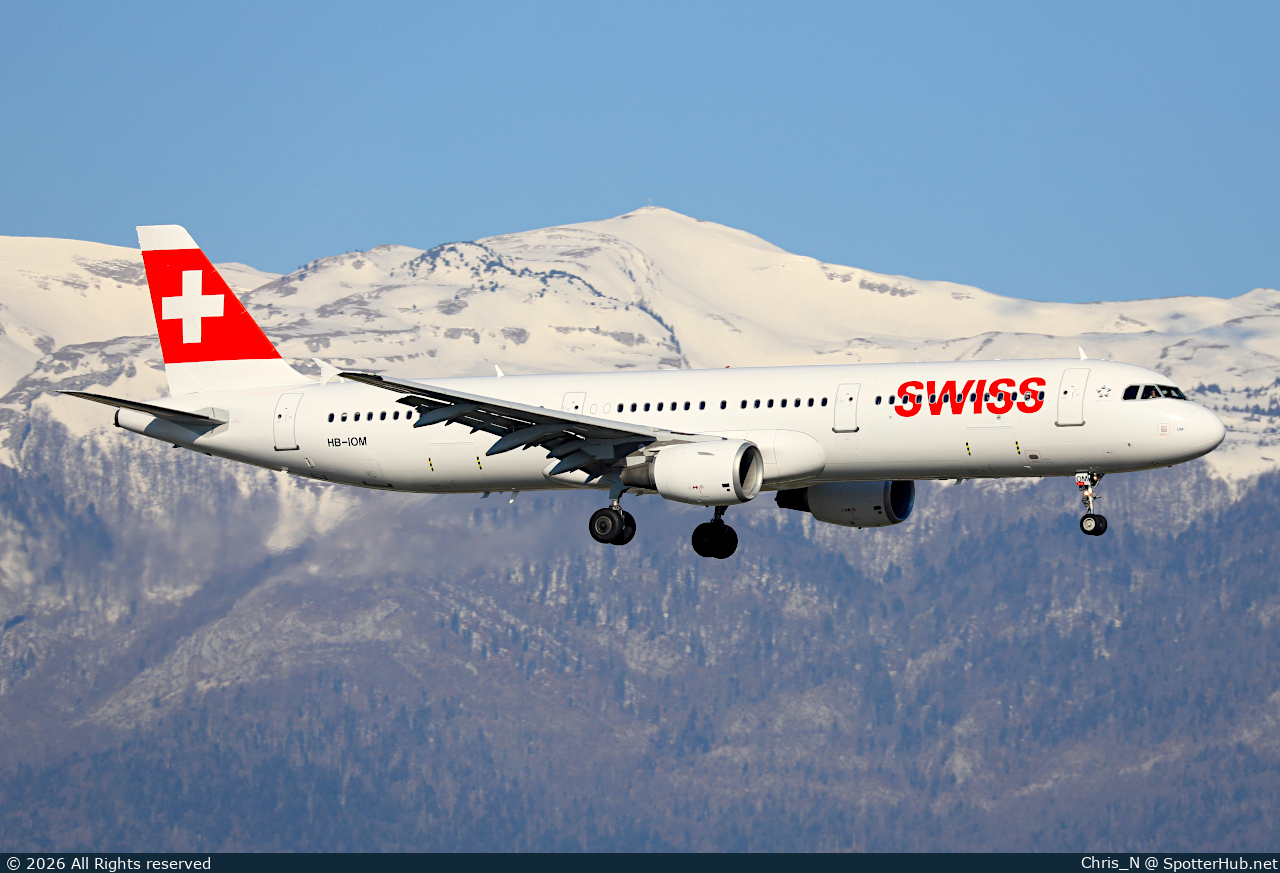 Photo of HB-IOM - Airbus A321-212 operated by Swiss International Air Lines