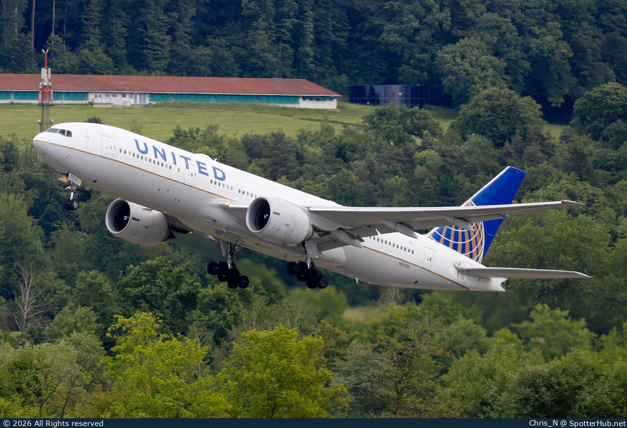 Photo of N37018 - Boeing 777-224(ER) operated by United Airlines