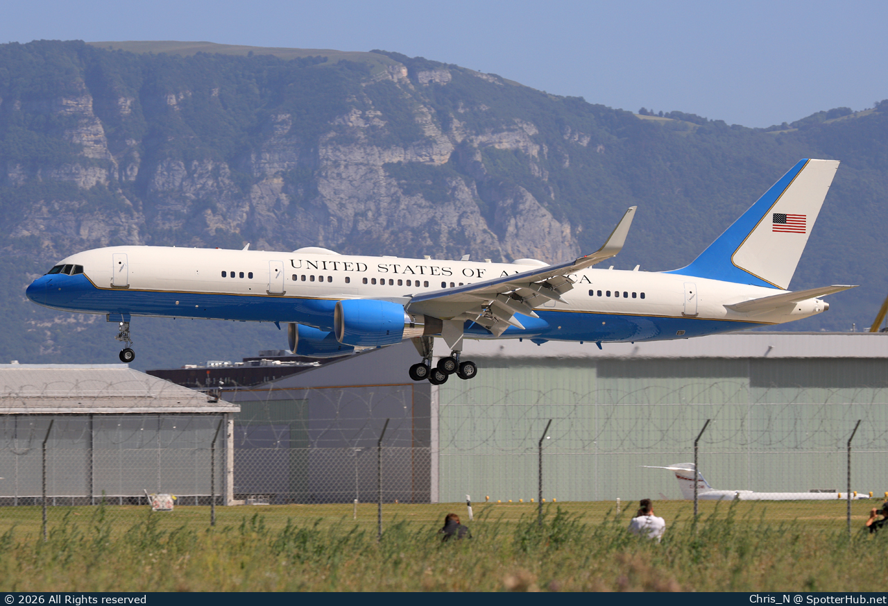Photo of 09-0016 - Boeing C-32A operated by US Air Force
