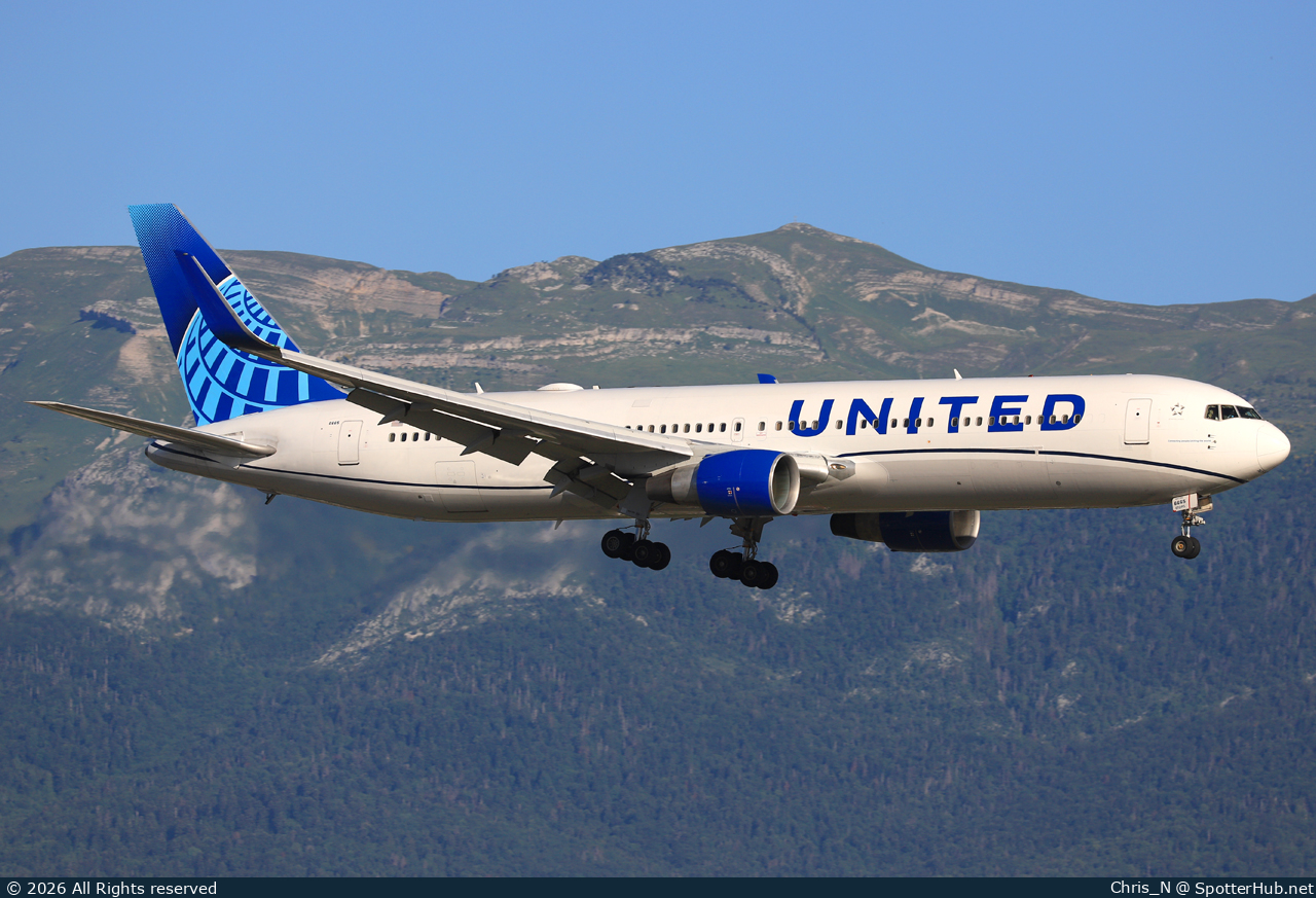 Photo of N665UA - Boeing 767-322(ER) operated by United Airlines