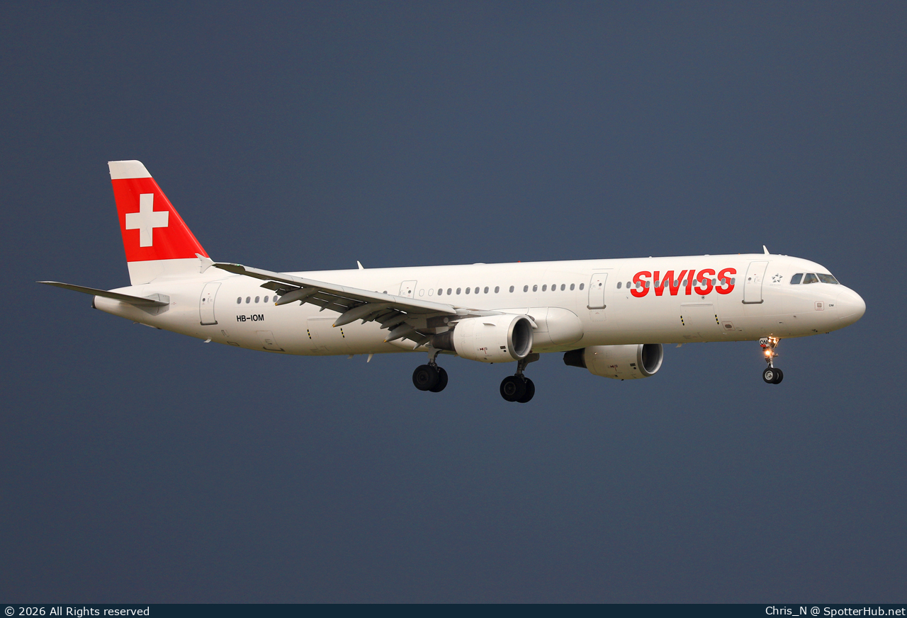 Photo of HB-IOM - Airbus A321-212 operated by Swiss International Air Lines