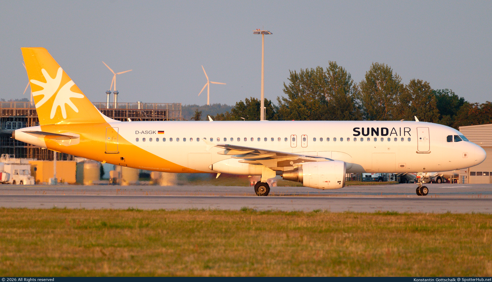 Photo of D-ASGK - Airbus A320-214 operated by Sundair