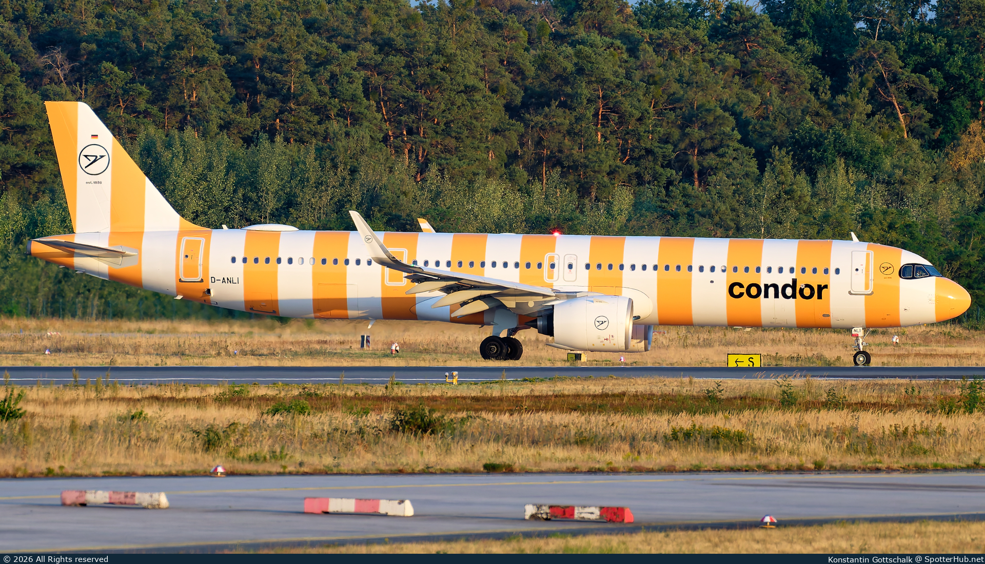 Photo of D-ANLI - Airbus A321-271NX operated by Condor