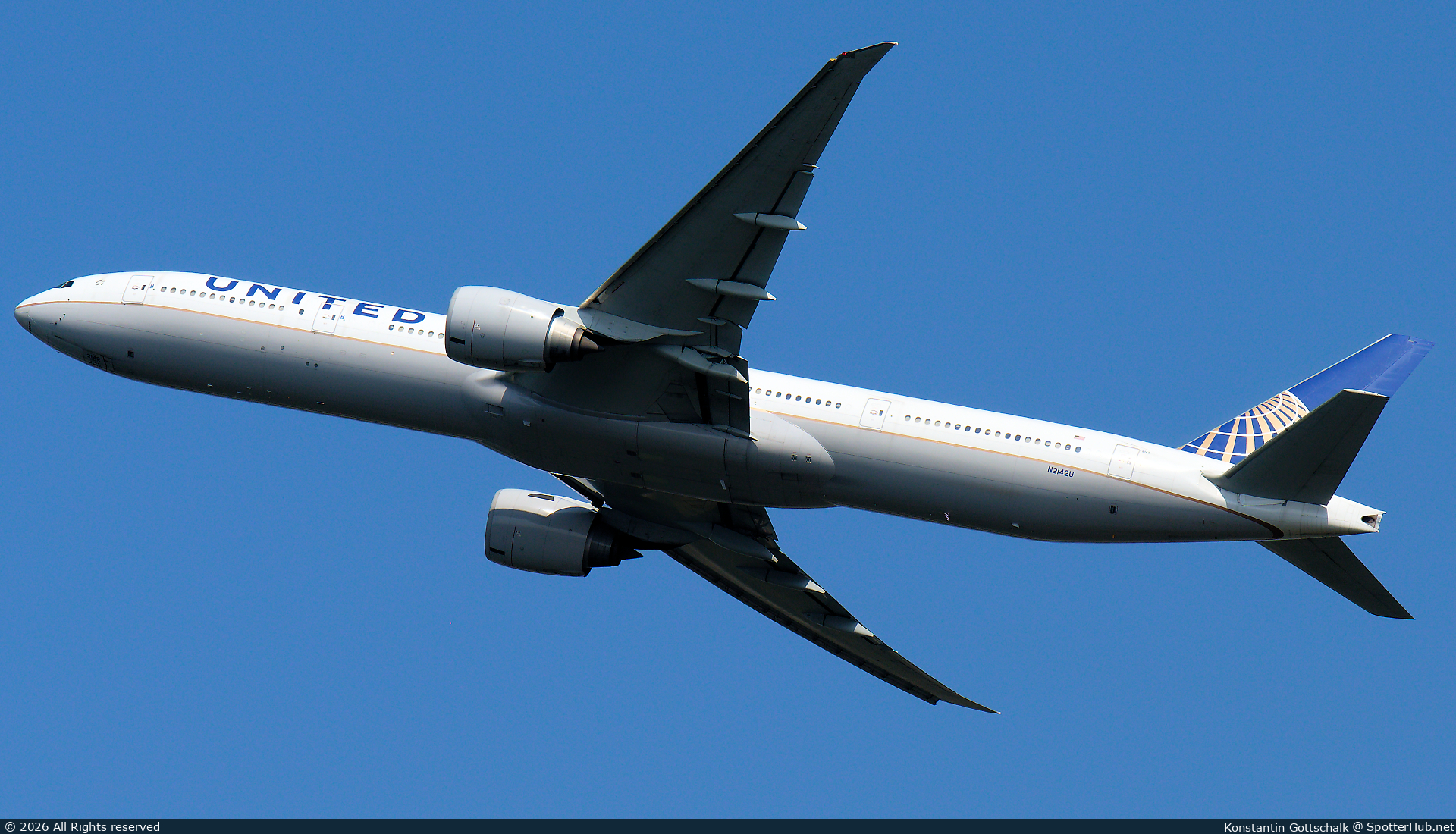 Photo of N2142U - Boeing 777-322(ER) operated by United Airlines
