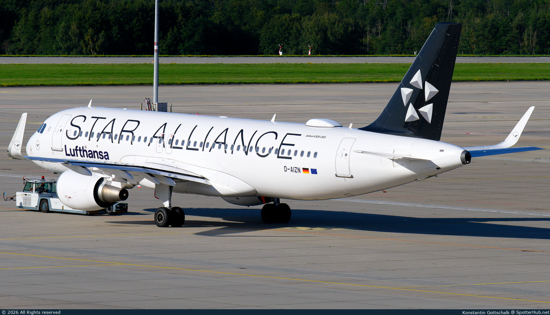 Photo of D-AIZN - Airbus A320-214 operated by Lufthansa