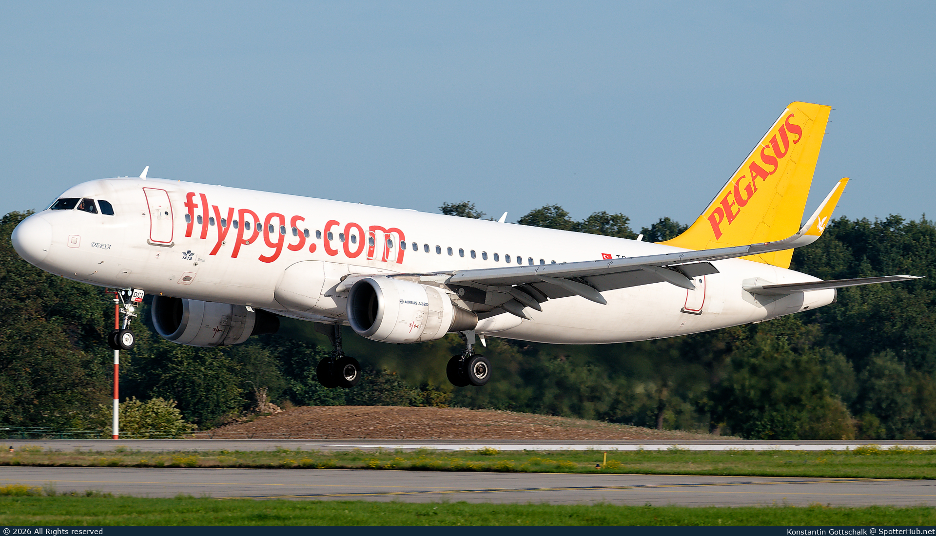 Photo of TC-DCI - Airbus A320-216 operated by Pegasus Airlines