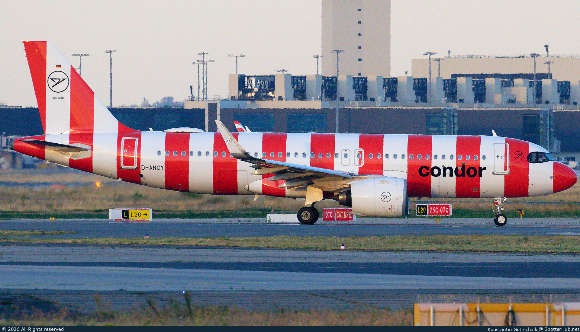 Photo of D-ANCY - Airbus A320-271N operated by Condor