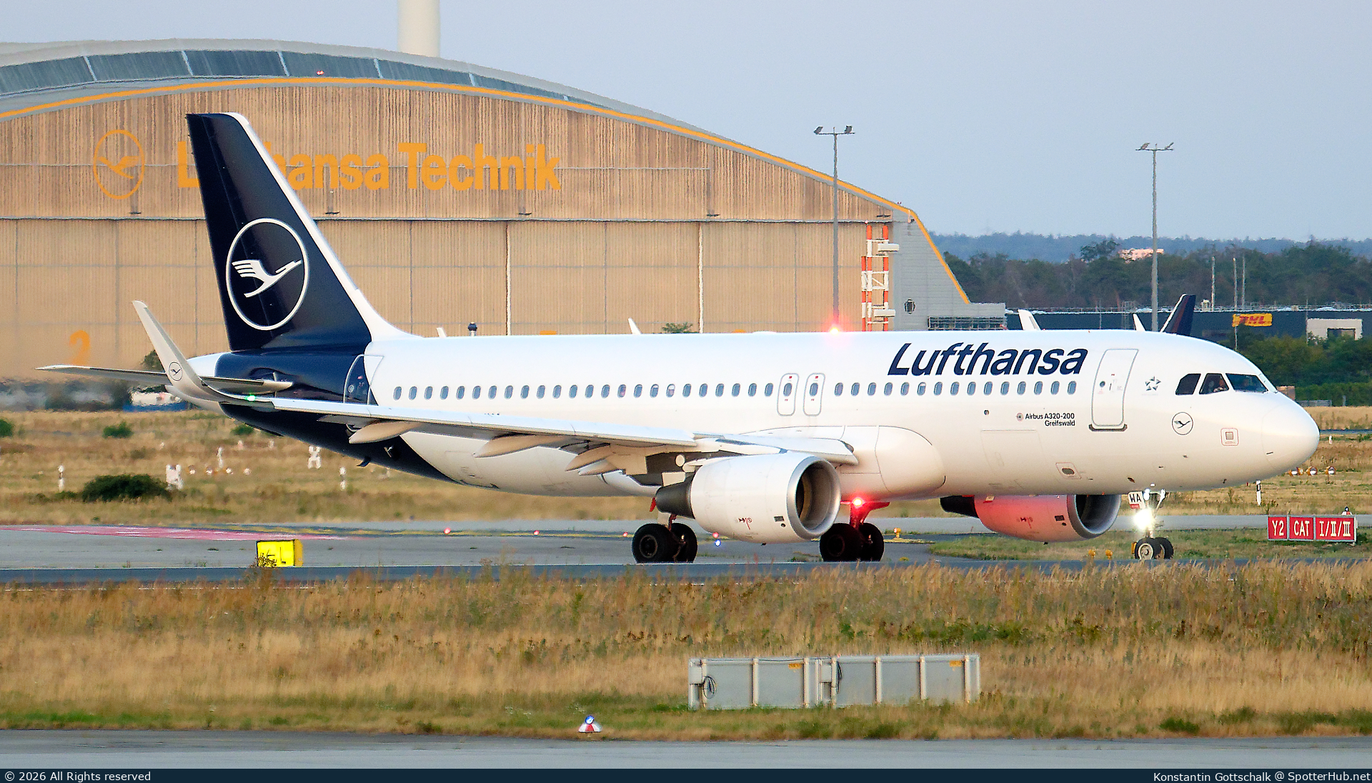 Photo of D-AIWA - Airbus A320-214 operated by Lufthansa