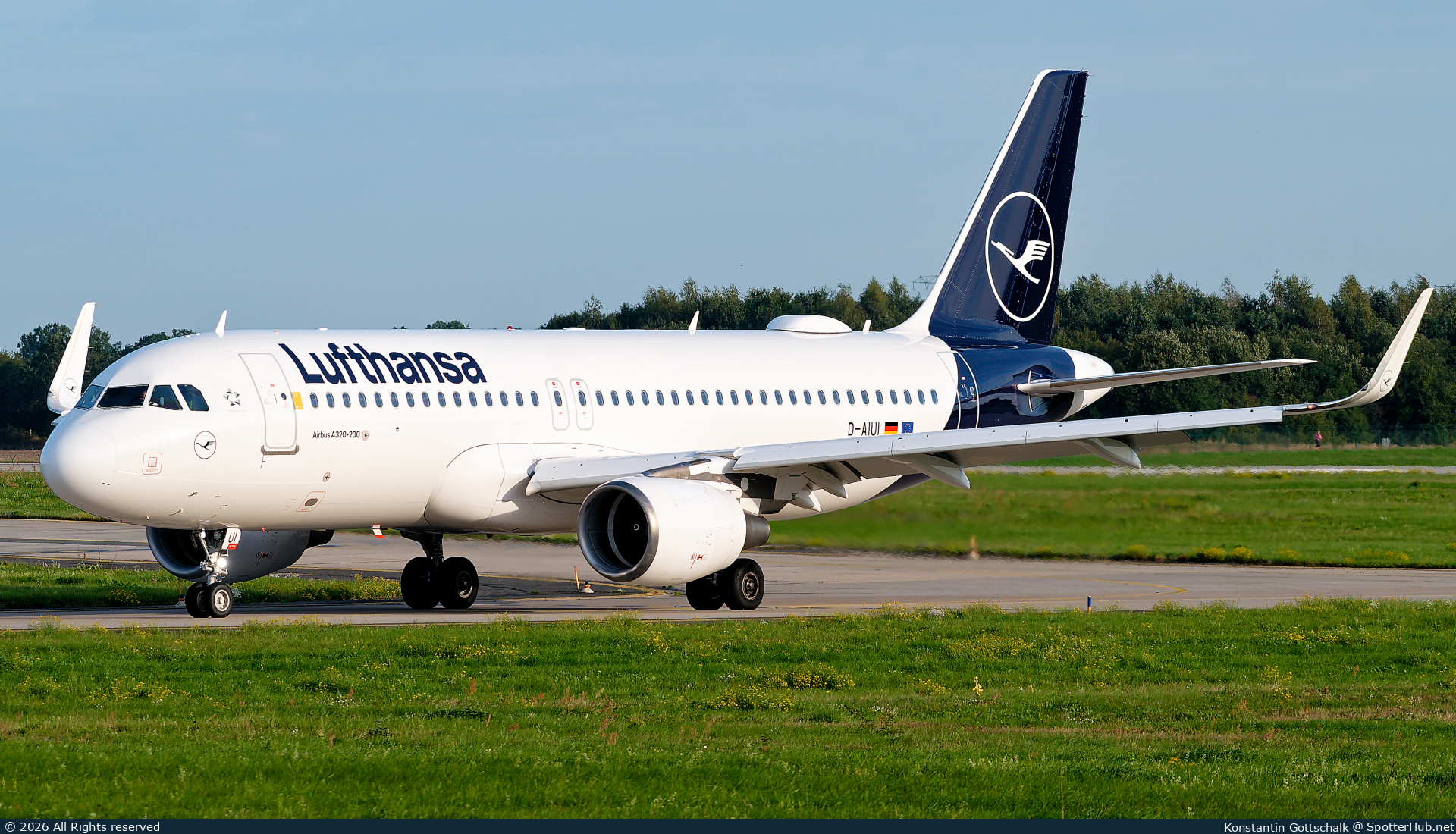 Photo of D-AIUI - Airbus A320-214 operated by Lufthansa