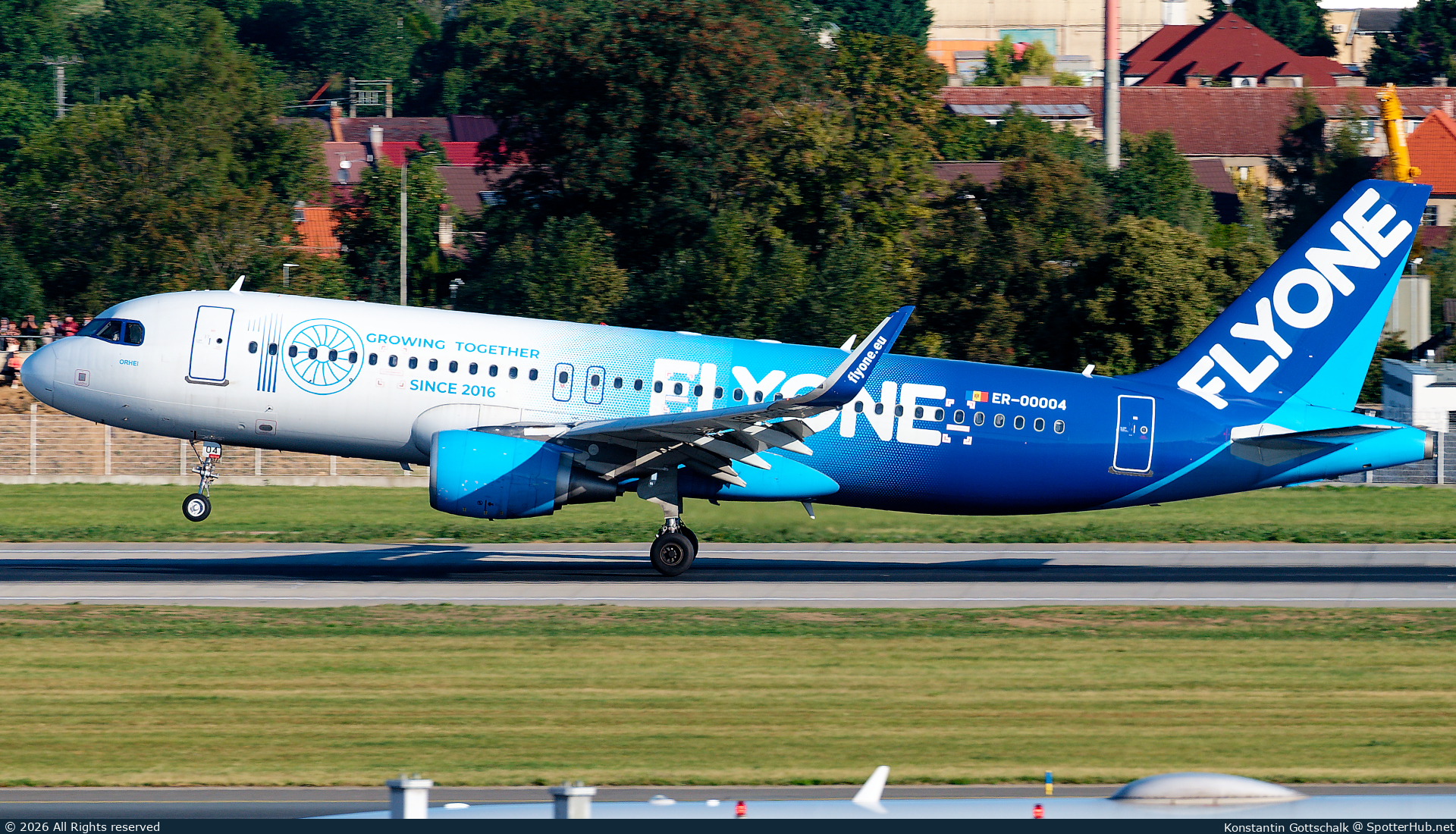 Photo of ER-00004 - Airbus A320-214 operated by FlyOne