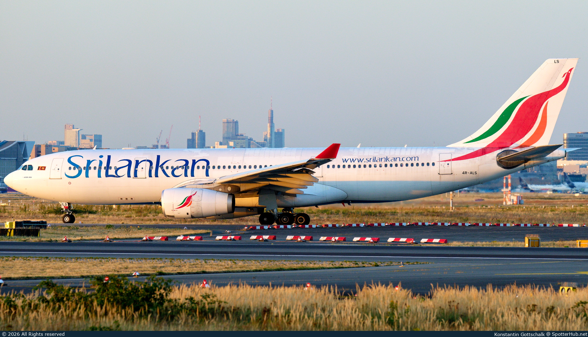 Photo of 4R-ALS - Airbus A330-243 operated by SriLankan Airlines