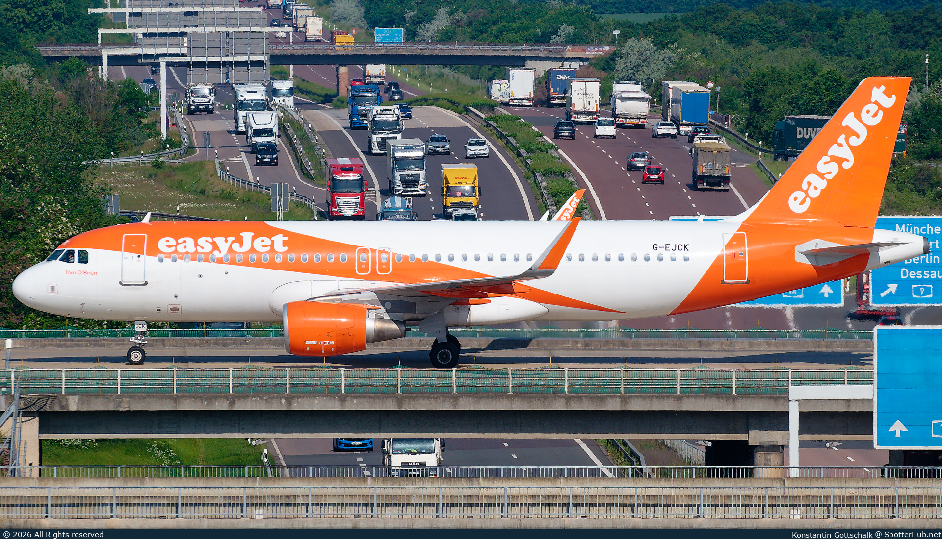 Photo of G-EJCK - Airbus A320-214 operated by easyJet