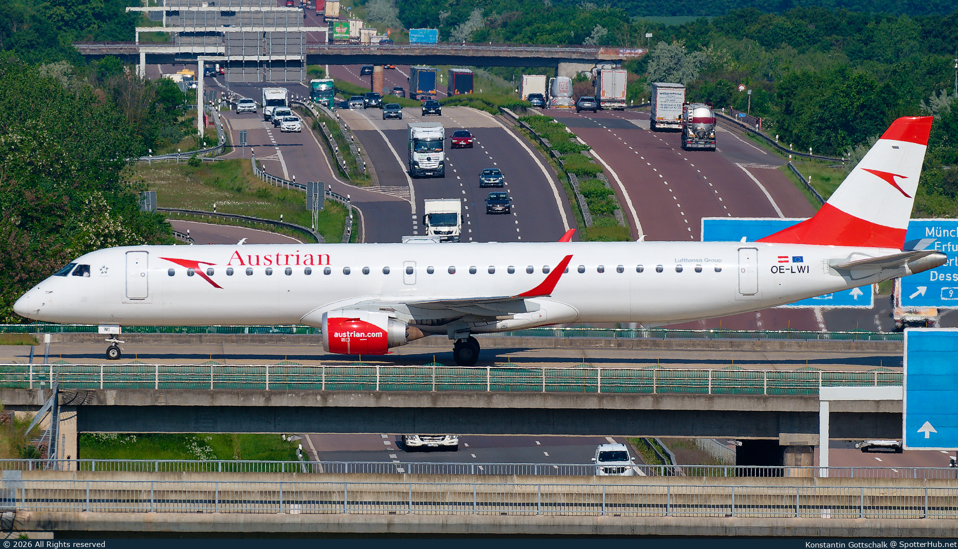 Photo of OE-LWI - Embraer ERJ-195LR operated by Austrian Airlines