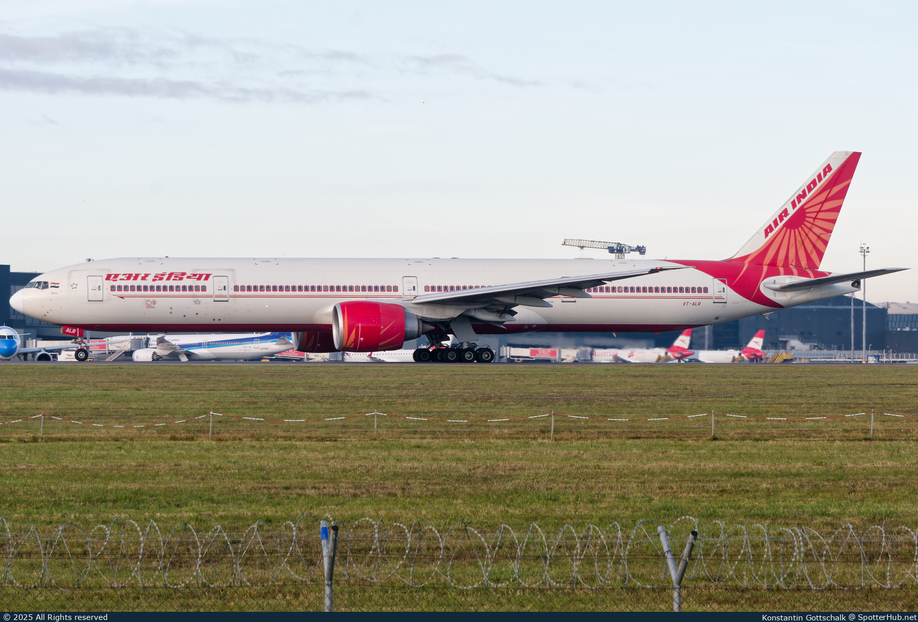 Photo of VT-ALR - Boeing 777-337(ER) operated by Air India